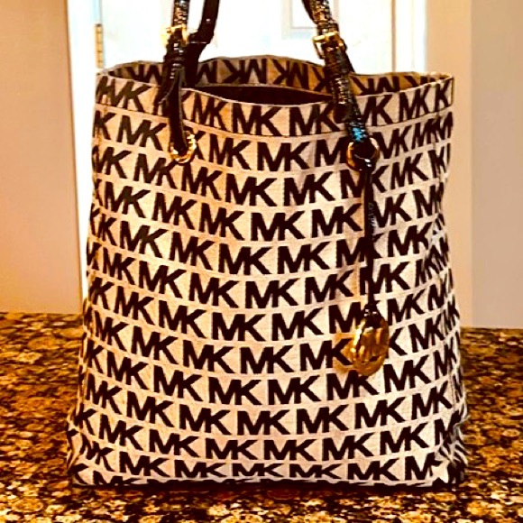 Gorgeous MICHAEL KORS Big Detailed Classy Tote Hand Bag . - Picture 2 of 9